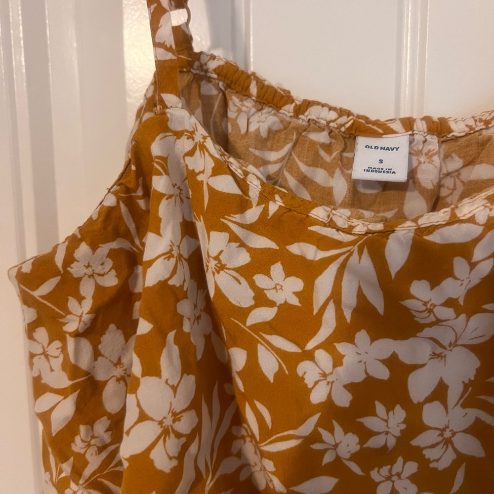 🍒Old Navy Mustard and White Floral Top perfect for summer
